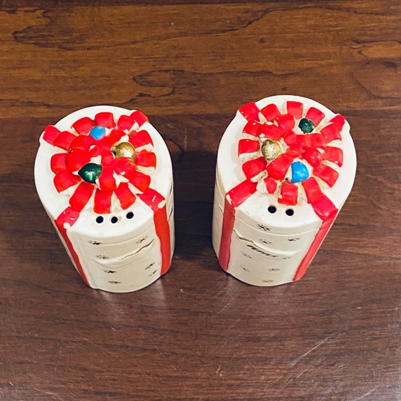 🎄🌟HP🌟VTG Set 1962 Mod Ceramic Christmas Presents Salt & Pepper Shakers - Picture 5 of 10
